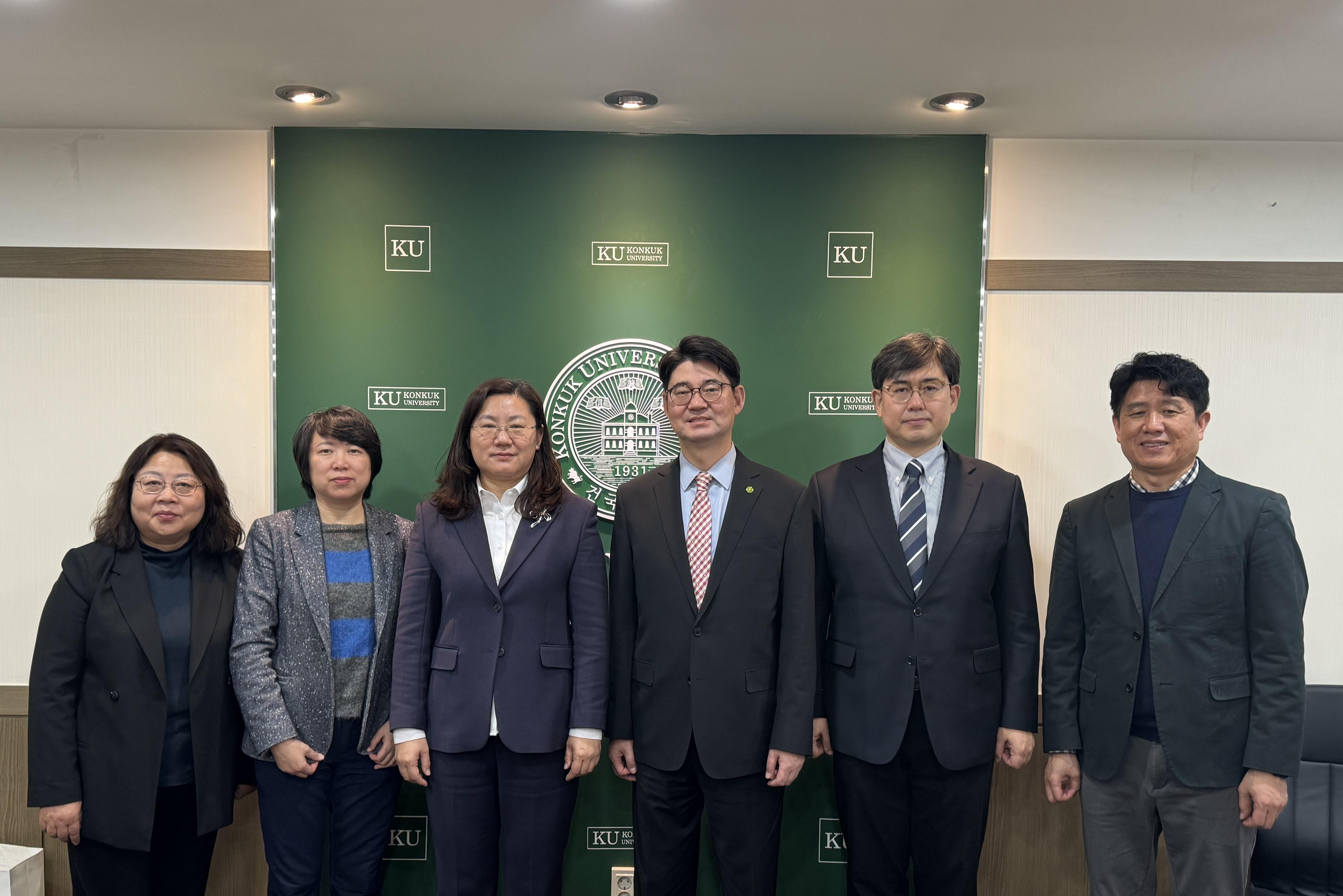 Visit from Dalian Minzu University, December 11th 2024 대표이미지